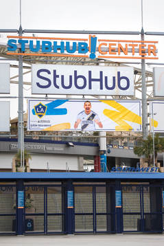 En affisch med Zlatan Ibrahimovic hänger på Stubhub
