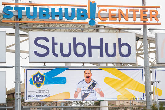 En affisch med Zlatan Ibrahimovic hänger på Stubhub