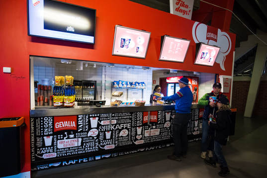 En kiosk på Hovet innan semifinal 3 i SM-slutspelet i