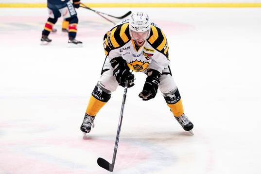 Skellefteås Pontus Petterström grinar illa