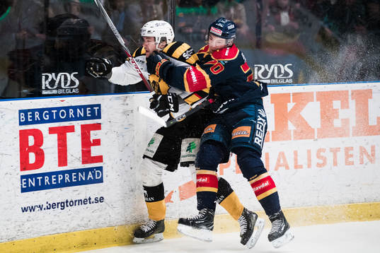 Djurgårdens Marcus Davidsson tacklar Skellefteås Filip