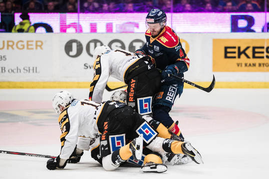 Djurgårdens Marcus Högström tacklar Skellefteås Pontus