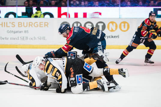 Djurgårdens Marcus Högström tacklar Skellefteås Pontus