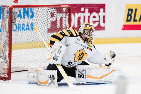 Skellefteås målvakt Gustaf Lindvall med en räddning