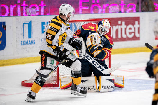 Skellefteås Oscar Möller och Djurgårdens målvakt Adam