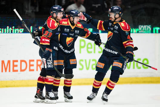 Djurgårdens Markus Ljungh jublar Linus Hultström och