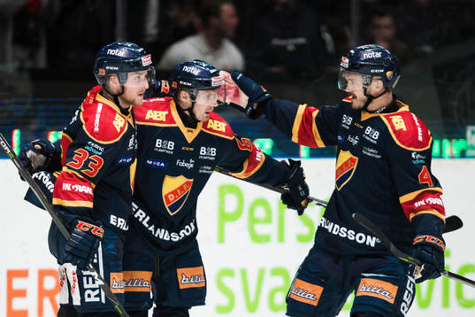 Djurgårdens Markus Ljungh jublar Linus Hultström och