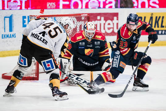 Skellefteås Oscar Möller med en målchans framför
