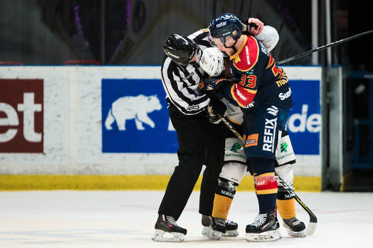 Djurgårdens Linus Hultström i ett bråk med en