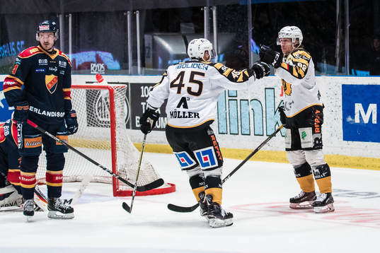 Skellefteås Jesper Olofsson jublar med Oscar Möller