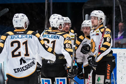 Skellefteås Jesper Olofsson jublar med lagkamrater