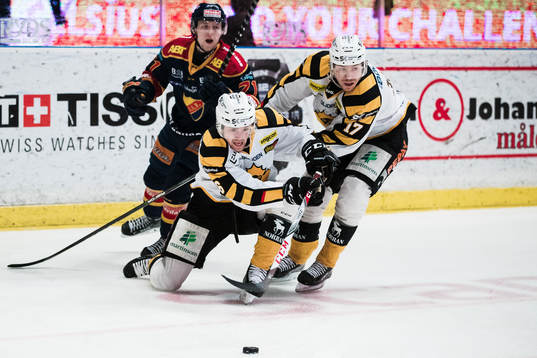 Skellefteås Filip Berglund och Pär Lindholm i kamp om