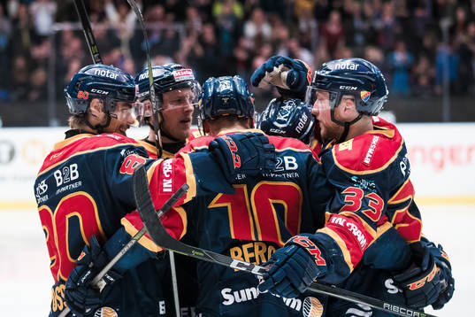 Djurgårdens Niclas Bergfors jublar med Gustav Possler ,