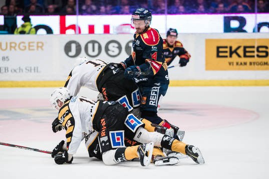 Djurgårdens Marcus Högström tacklar Skellefteås Pontus
