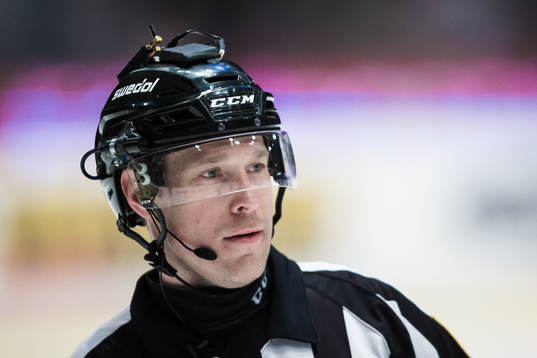 Domare Tobias Björk med en mikrofon