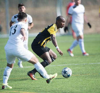 IFK Hässleholms Carl Mujaguzi i matchen i div 2 Östra