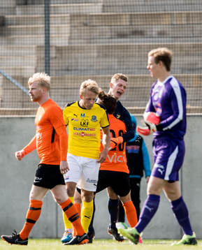 Torns målvakt Philip Mårtensson jublar med Ludvig Bergman