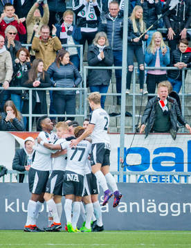 Örebros Filip Rogic gör 1-1 och jublar med Sebastian