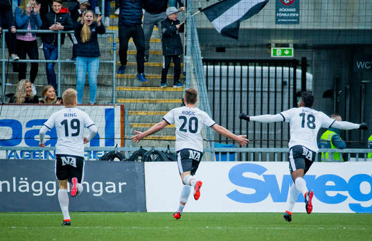 Örebros Filip Rogic gör 1-1 och jublar med Sebastian Ring