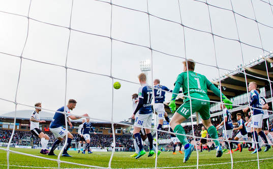 Norrköpings Kalle Holmberg och målvakt Isak Pettersson