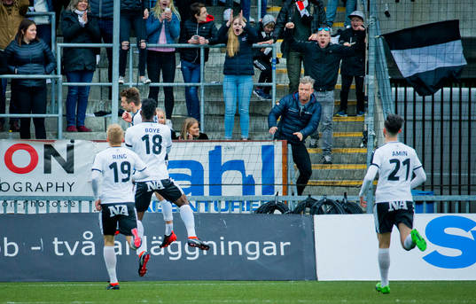 Örebros Filip Rogic gör 1-1 och jublar med Sebastian