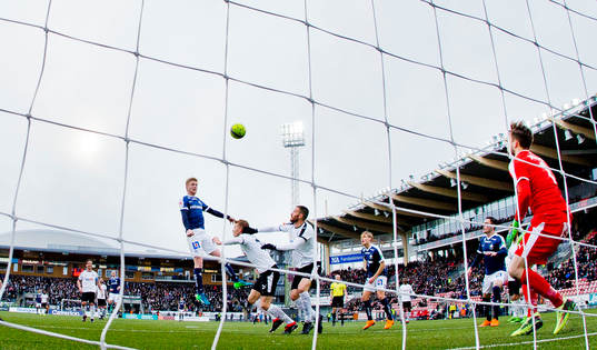 Norrköpings Kalle Holmberg och Örebros målvakt Oscar