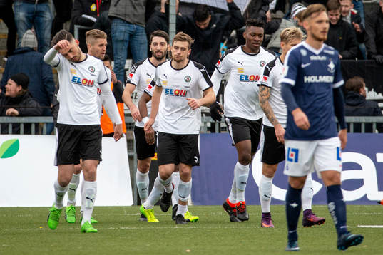 Örebros Filip Rogic jublar med lagkamrater