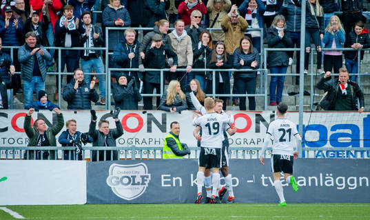 Örebros Filip Rogic gör 1-1 och jublar med Sebastian Ring