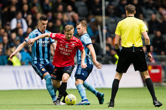 Trelleborgs Erik Andersson i kamp om bollen med