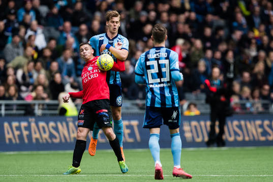 Trelleborgs Oscar Johansson i kamp om bollen med