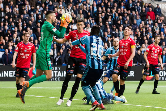 Trelleborgs målvakt Marko Johansson plockar ner bollen