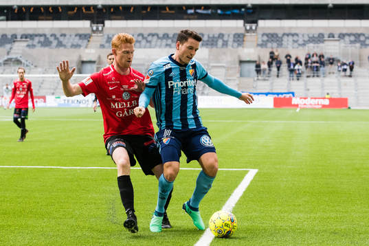 Trelleborgs Lasse Nielsen i kamp om bollen med Djurgårdens