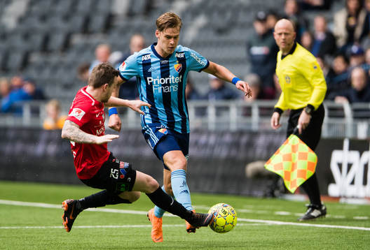 Trelleborgs Victor Nilsson stöter bort bollen för