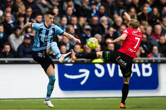 Djurgårdens Haris Radetinac i kamp om bollen med