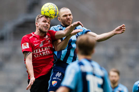 Trelleborgs Robin Nilsson i en nickduell med Djurgårdens