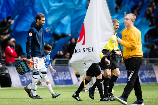 Djurgårdens målvakt Andreas Isaksson går in på plan