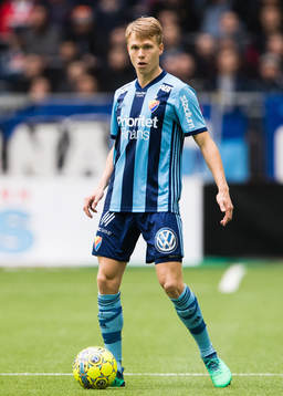 Djurgårdens Jonathan Augustinsson med bollen