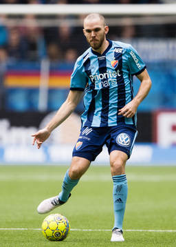 Djurgårdens Marcus Danielson med bollen