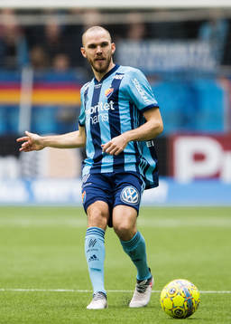 Djurgårdens Marcus Danielson med bollen