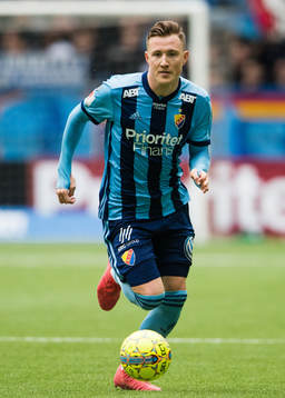 Djurgårdens Fredrik Ulvestad med bollen