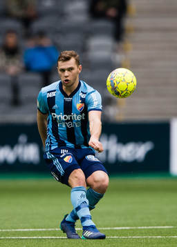Djurgårdens Jesper Karlström med bollen