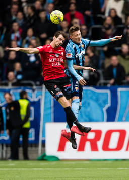 Trelleborgs Sebastian Ohlsson i en nickduell med
