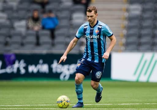 Djurgårdens Jesper Karlström med bollen