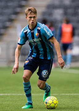 Djurgårdens Jonathan Augustinsson med bollen