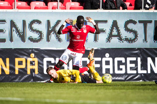 Kalmars Papa Alioune Diouf  och Elfsborgs Adam Lundqvist