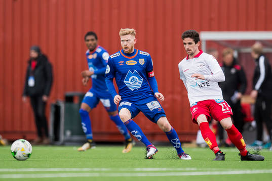 Fredrik Kjernmoen Carlsen of Aalesund and Solomon Duah of
