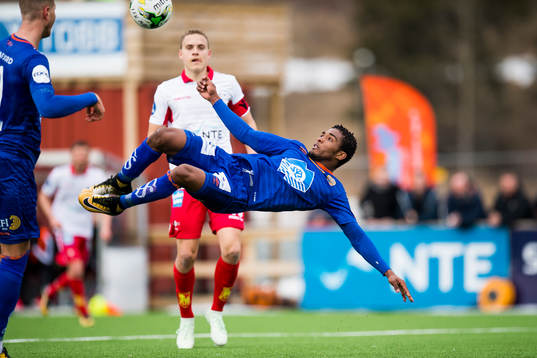Erikson Spinola Lima of Aalesund scores 1-1