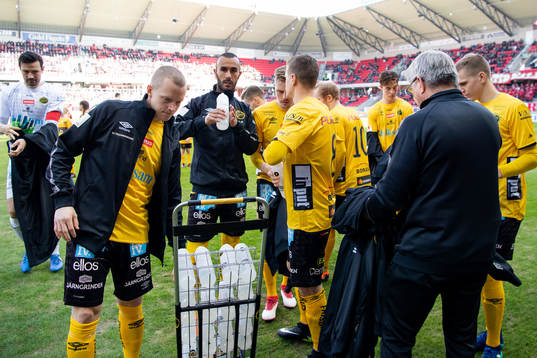 Elfsborgs spelare dricker vatten innan fotbollsmatchen i