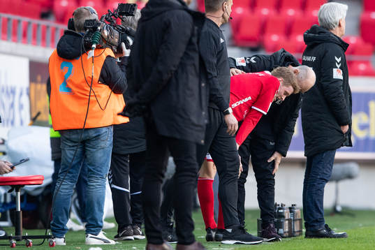 Kalmars Rasmus Elm står vid sidan av planen skadad
