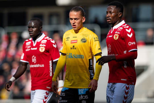 Elfsborgs Jesper Karlsson och Kalmars Chima Uche Akas